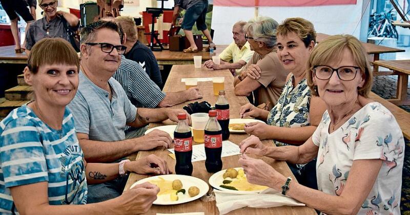 Die Lengnauer Familie Mettler lässt sich das Raclette schmecken.