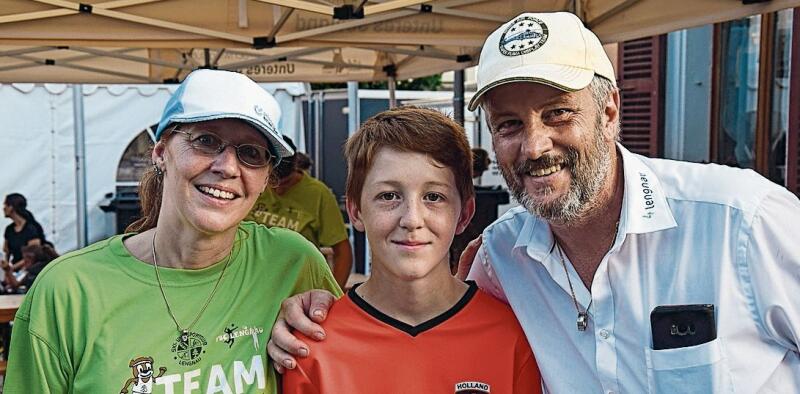 Gemeindevertreter Frank Huber und seine Frau Saskia, zusammen mit Sohn Yannick bei den Schülerrennen.