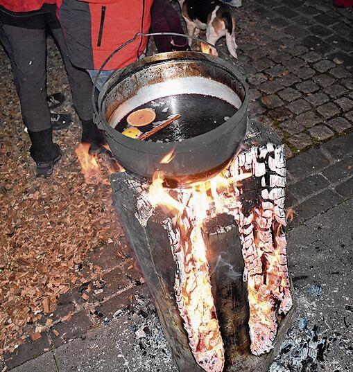 Glühwein direkt vom Feuer. Die Bürgergemeinde benutzte für das Aufheizen eine ganz besondere Feuerstätte.