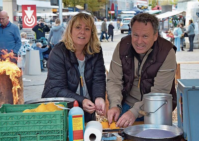 Christoph Siegrist und seine Frau Andrea helfen bei den Vorbereitungen für die Bowle.