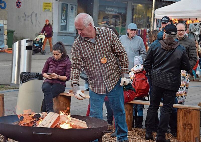 Bürgergemeindeverwalter Renato Müller schaut persönlich zum wärmenden Feuer auf dem Zytplatz.