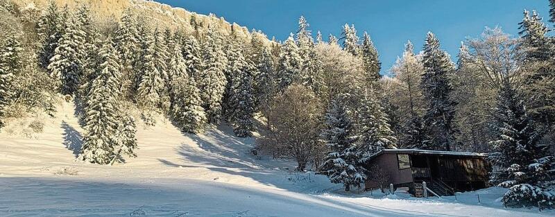 Ein Traum in Weiss: Leider liegt in unserer Region nur noch selten genügend Schnee, um eine richtige Winterlandschaft rund um die Skihütte hinzuzaubern.