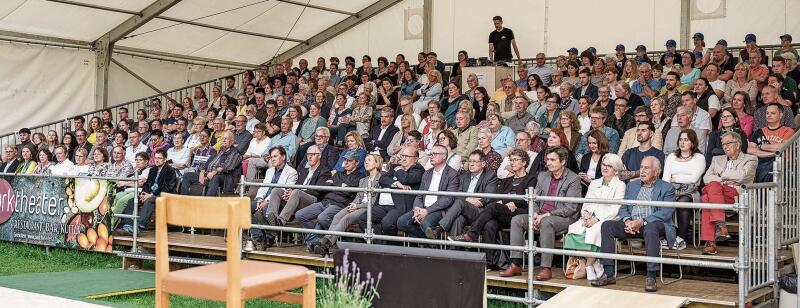 Volle Reihen  mit der Delegation der Solothurner Regierung in der ersten Reihe, mit der Regierungsrätin Susanne Schaffner, mit Landammann Peter Hodel, dem Regierungsrat Remo Ankli und Staatsschreiber Andreas Eng mit Gattin. Weiter Stadtpräsident François Scheidegger mit Gattin und Ernst Thomke.Bilder: Salvatore DeVito