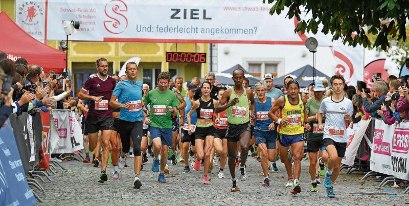 Volle Konzentration in den ersten Sekunden nach dem Start zum Bürenlauf. Bild: REY Grafik GmbH