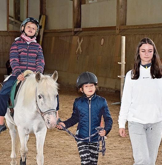 Erstmals auf einem Pony zu reiten, macht Spass.