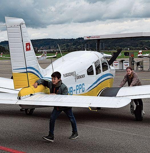 Das Flugzeug musste mit eigener Mus­kel­kraft auf die Rollbahn geschoben werden.