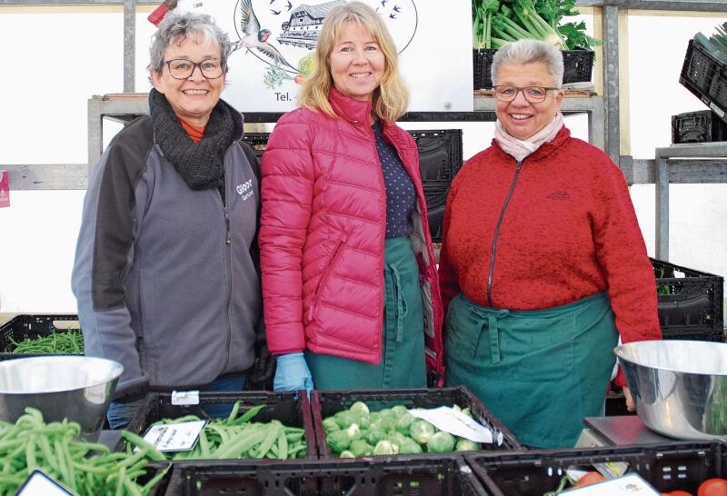 Sonja Berthod, Anita Kauer und Jolanda Vittori hinter ihrem einladenden Marktstand.