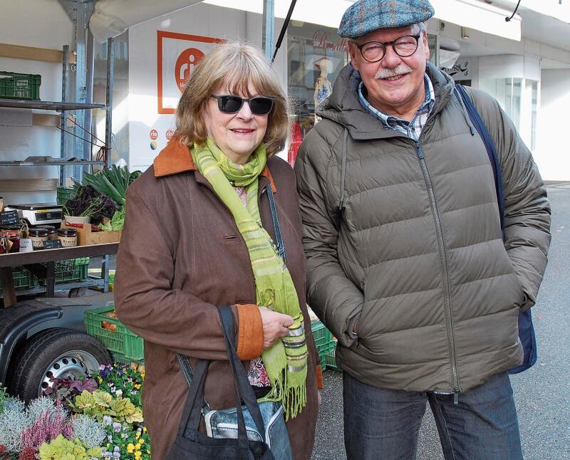 Marianne und Adrien Thélin vor bunten Blumen.