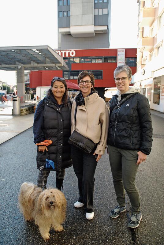 Hund Tenpi begleitet Patricia Tsokhim, Andrea Bruder und Janine Binggeli beim entspannten Spaziergang über den Märetplatz.