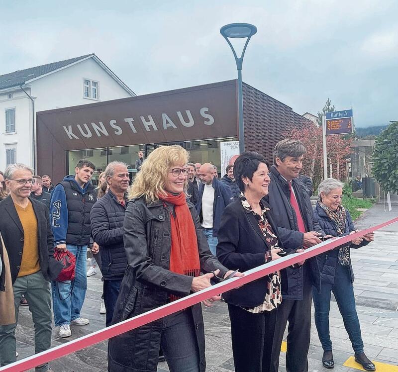 Feierliche Eröffnung des neuen Bahnhofplatzes am Bahnhof Süd mit Vertretung aus der Regierung und den umliegenden Gemeinden (von links): Sandra Huber, Gemeindepräsidentin von Lengnau, Regierungsrätin Sandra Kolly, Stadtpräsident François Scheid­egger und Bettlachs Gemeindepräsi­dentin Barbara Leibundgut. 
         
         
            
               Bilder: Joseph Weibel