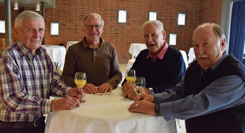 Männerrunde beim Apéro: René Fischer, André Allemann, Charles Besançon und Michel Charmillot
(von rechts nach links).