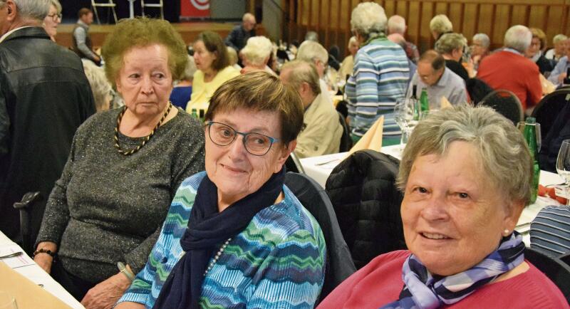 Frauenpower im Parktheater: Silvia Marti,
Rosemarie Buchser und Elisabeth Bandelier (hinten) zeigen sich gut gelaunt.