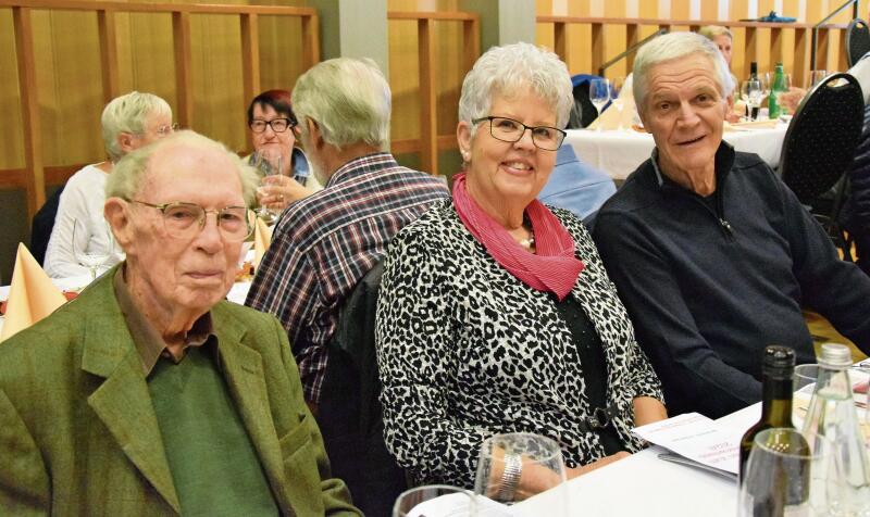 Paul Bourguet (vorne) fühlt sich in der Gesellschaft von Verena und Werner Kiener bestens aufgehoben.