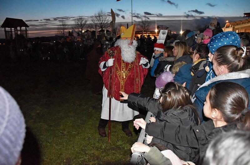 Der Sankt Nikolaus hatte für jedes Kind ein gutes Wort und eine Gabe in die Hand dabei. Bild: Joseph Weibel