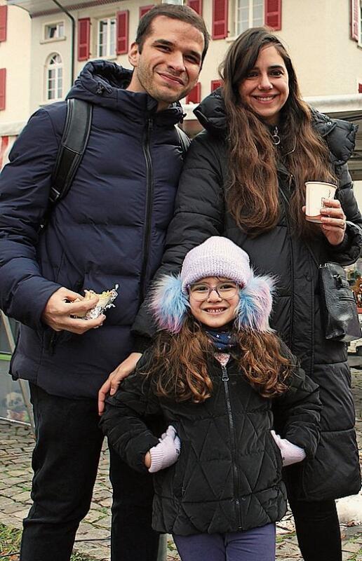 «Die Stimmung auf dem Weihnachtsmarkt ist wunderschön!», sagen Leandro Nobrega, Lorena Nobrega und ihre Tochter Laura Nobrega.