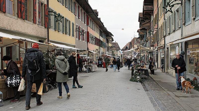 Kunsthandwerk und auch viele feine Naschereien am Bürener Weihnachtsmarkt.