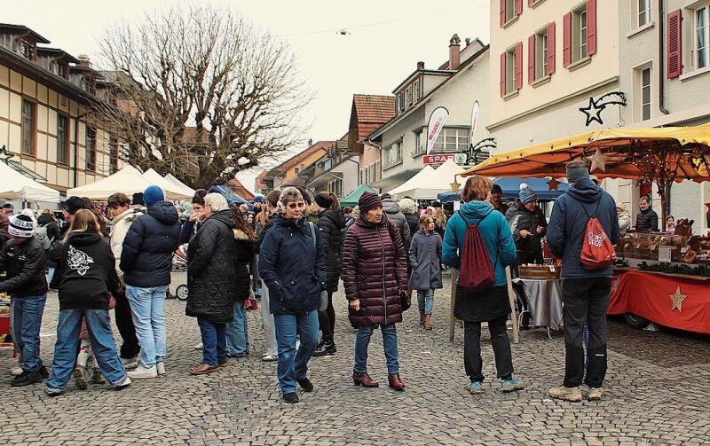 Die Altstadt bot einen wunderbaren Rahmen für den Weihnachtsmarkt in Büren an der Aare und zog dementsprechend viele Besucherinnen und Besucher an. Bilder: Anna Gähler