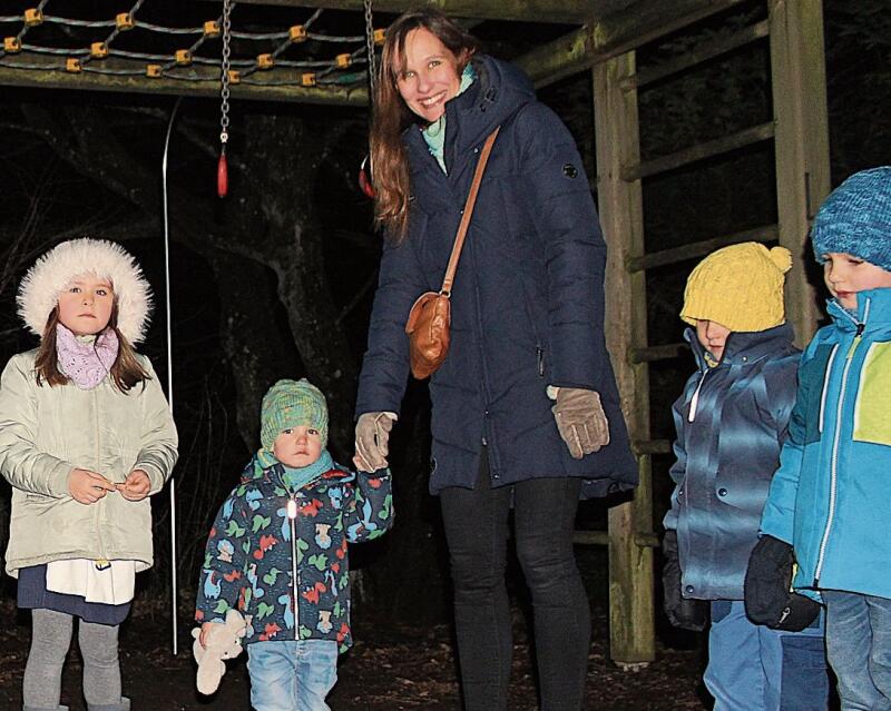 Von links: Olivia Wiedmer, Leticia Schild, Phill, Olivia und Tim Wiedmer sowie Louis Schild unterwegs in den Lichterposten.