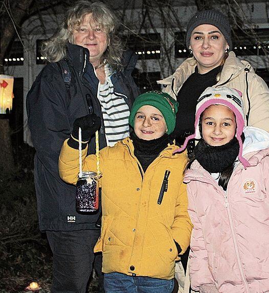 Lehrerin Rita von Arb (links) mit Kerim, Ajshe und Amina Ferizaj.