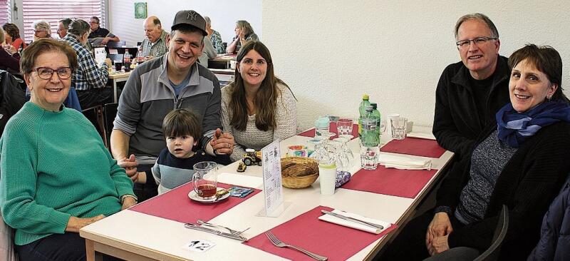 Eine fröhliche Familiengruppe mit Ursula Lässer, Simon Lässer, Kiano Lässer, Deborah Lässer sowie Barbara und Michel Schweizer (von links).