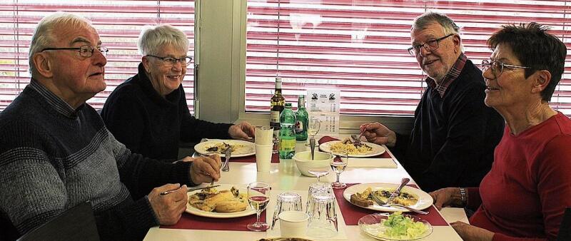 Das Quartett lässt sich die Pasteten schmecken: Ernst Aeschlimann, Elisabeth Aeschlimann, Heinz Bieber und Käthi Peyer (von links).