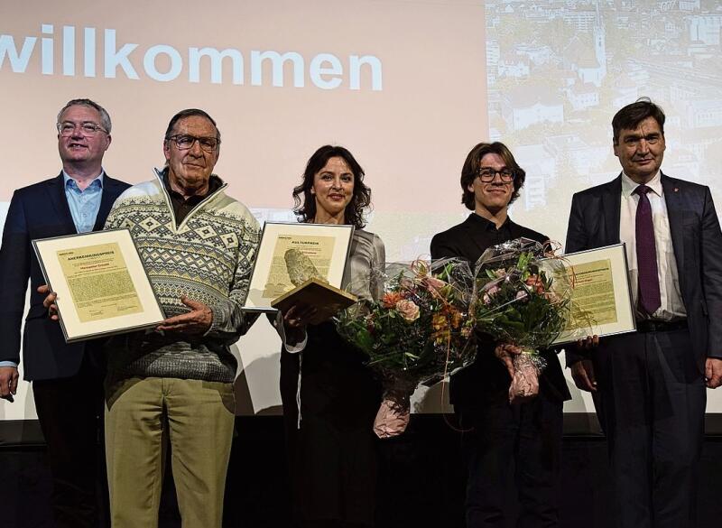 Alle Preisträger, flankiert von Regierungsrat Remo Ankli (links) und Stadtpräsident François Scheidegger.