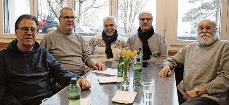 Liberato La Brocca, Hansruedi Moser, Luigi Lucerito, Domenico La Brocca und Heinz Stettler (von links) mögen das Ambiente im Schützenhaus Bettlach.